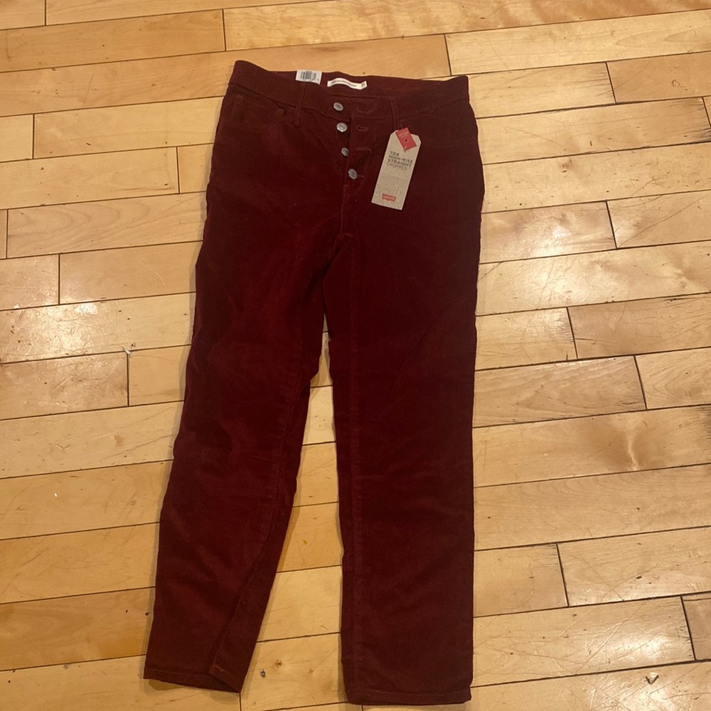 Maroon Levi’s. Very well condition. All tags